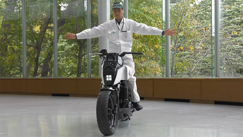 【記事】とことこ歩くように動く。自律走行するホンダの大型バイク「Honda Riding Assist」にLOVE