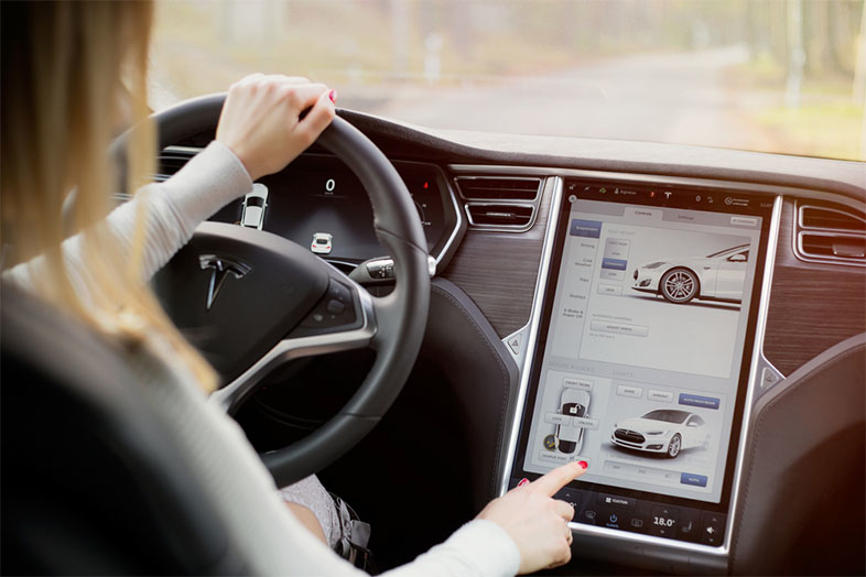 【記事】Teslaの電気自動車、「オートパイロット」導入後に事故率が40%減ったことが判明